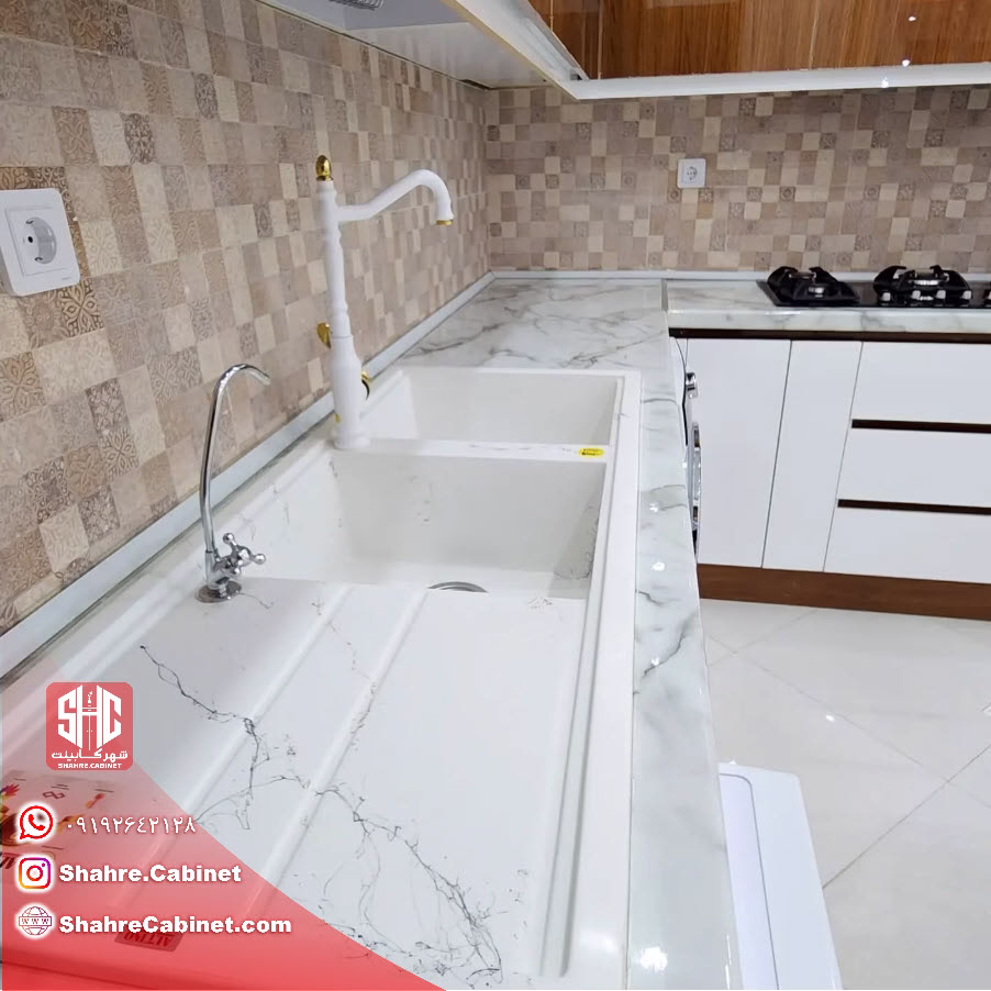 کابینت هایگلاس دو رنگ سفید و چوبی در آشپزخانه مدرن 2 کابینت هایگلاس سفید چوبی - شهرک بنفشه کرج