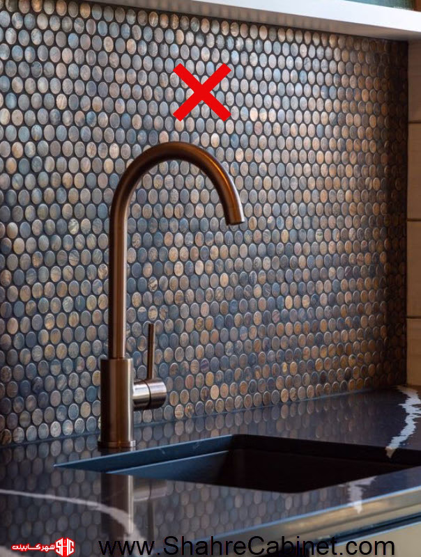 راز آشپزخانه لاکچری و مینیمال - این 4 خطای رایج را در طراحی مرتکب نشوید! 2 مابین کابیتی کوچیک و شولوغ